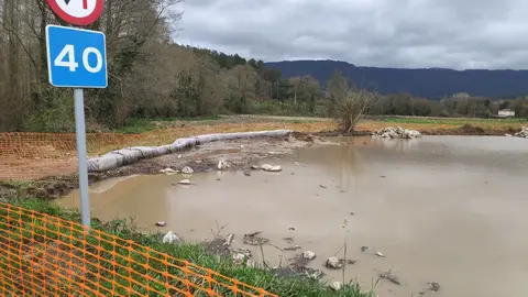 Asolagamento nos terreos da obra a car&oacute;n do r&iacute;o Vali&ntilde;as