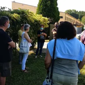 Mercedes Queixas e Tono Chouci&ntilde;o con membros da comunidade educativa de Culleredo (imaxe de arquivo)