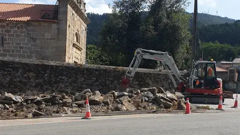Obras xunto a igrexa de Santa Mar&iacute;a de Celas