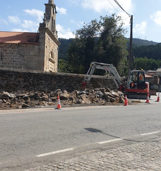 Obras xunto a igrexa de Santa María de Celas