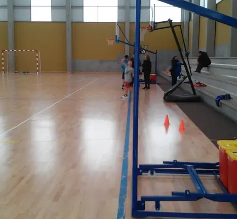 canastras na polideportiva do CEIP R&iacute;a do Burgo