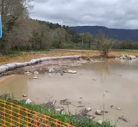Asolagamento nos terreos da obra a car&oacute;n do r&iacute;o Vali&ntilde;as