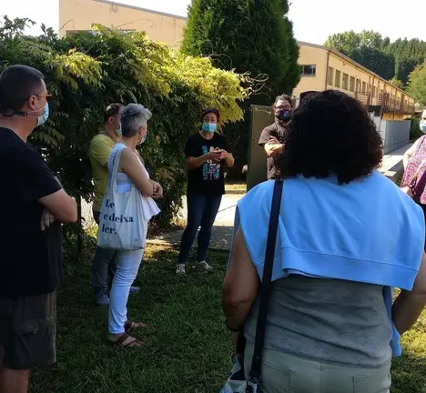 Mercedes Queixas e Tono Chouci&ntilde;o con membros da comunidade educativa de Culleredo (imaxe de arquivo)