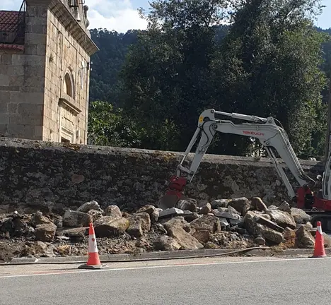 Obras xunto a igrexa de Santa Mar&iacute;a de Celas